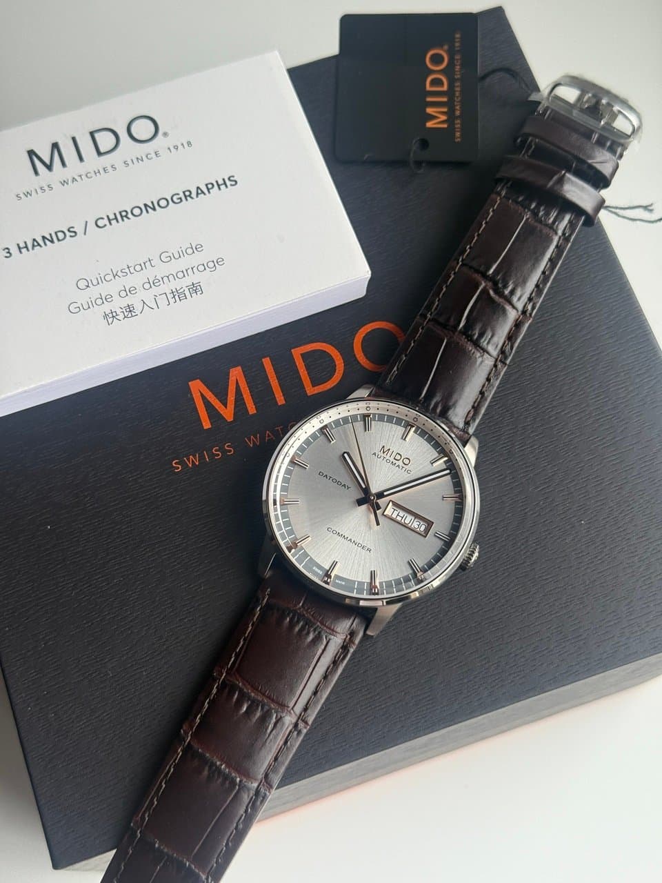 Mido COMMANDER! M016.430.16.031.80. ШИКАРНЫЙ СЕРЕБРИСТЫЙ ЦИФЕРБЛАТ С ЭФФЕКТОМ ПЕРЕЛИВАЮЩИХСЯ ЛУЧЕЙ SUNRAY, САПФИР, КОЖАНЫЙ РЕМЕШОК, 40mm. 2