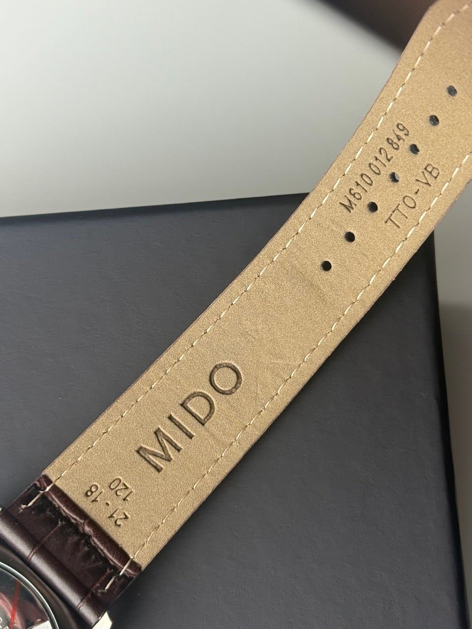 Mido COMMANDER! M016.430.16.031.80. ШИКАРНЫЙ СЕРЕБРИСТЫЙ ЦИФЕРБЛАТ С ЭФФЕКТОМ ПЕРЕЛИВАЮЩИХСЯ ЛУЧЕЙ SUNRAY, САПФИР, КОЖАНЫЙ РЕМЕШОК, 40mm. 7