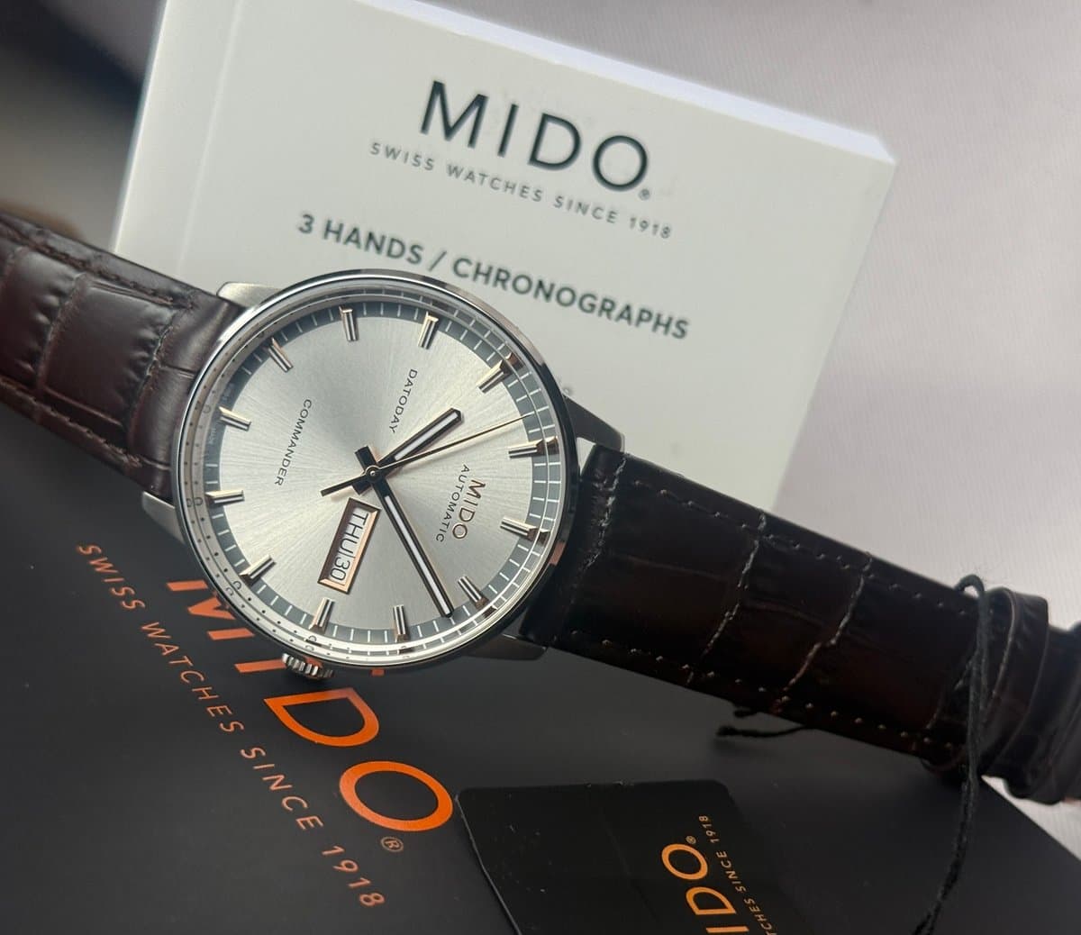 Mido COMMANDER! M016.430.16.031.80. ШИКАРНЫЙ СЕРЕБРИСТЫЙ ЦИФЕРБЛАТ С ЭФФЕКТОМ ПЕРЕЛИВАЮЩИХСЯ ЛУЧЕЙ SUNRAY, САПФИР, КОЖАНЫЙ РЕМЕШОК, 40mm. 8