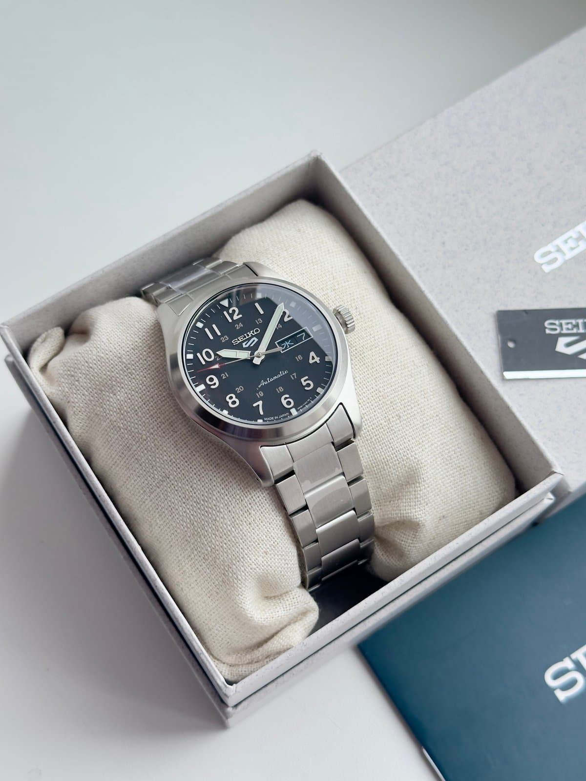 Seiko 5 SPORTS JDM SBSA111 FIELD MILITARY BLACK, КЛАССНЫЕ ФИЛДЫ С АРАБСКИМИ ЦИФРАМИ, ЧЁРНЫЙ ЦИФЕРБЛАТ, БРАСЛЕТ, РЕДКИЙ ЭКЗЕМПЛЯР, ВНУТРИЯПОНСКИЙ РЫНОК, ЯПОНСКАЯ СБОРКА.
