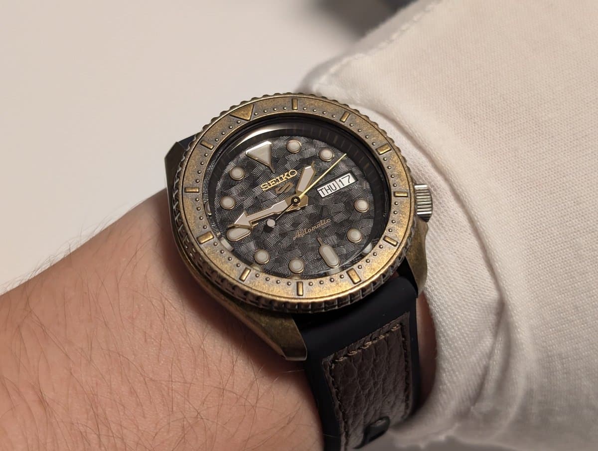 Seiko 5 SPORTS SRРЕ80К1 фактурный циферблат, коричневый комбинированный ремешок, корпус бронзового цвета 42мм (МУЖСКИЕ) 9