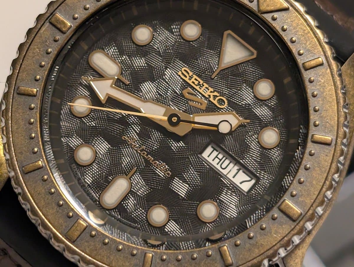 Seiko 5 SPORTS SRРЕ80К1 фактурный циферблат, коричневый комбинированный ремешок, корпус бронзового цвета 42мм (МУЖСКИЕ)