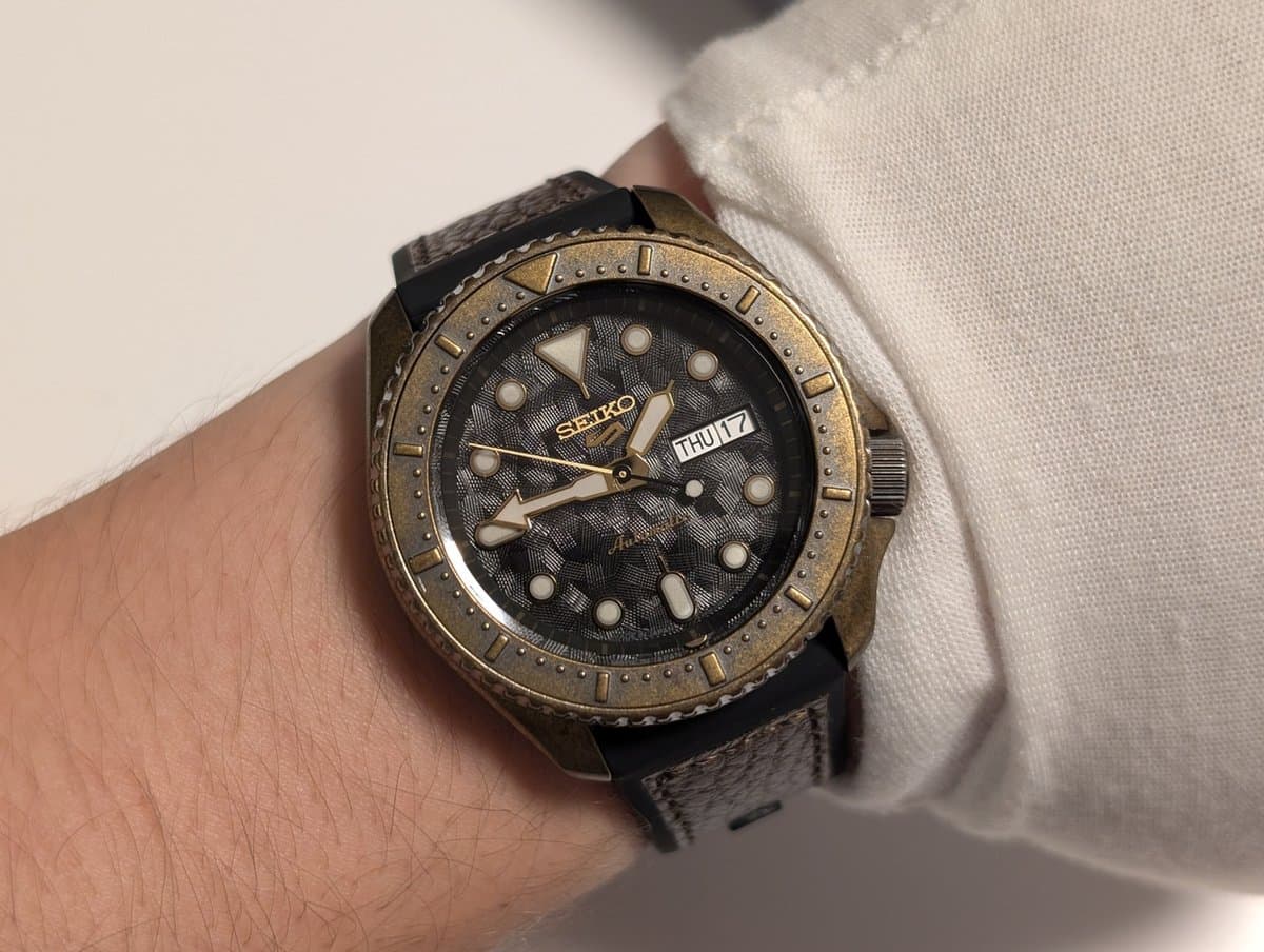 Seiko 5 SPORTS SRРЕ80К1 фактурный циферблат, коричневый комбинированный ремешок, корпус бронзового цвета 42мм (МУЖСКИЕ) 8
