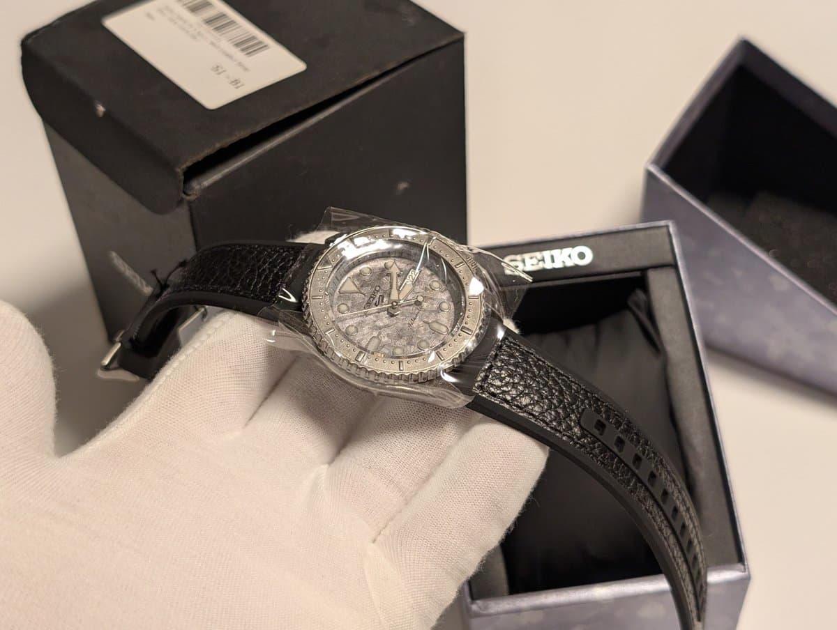 Seiko 5 SPORTS SRPE79K1 фактурный циферблат, чёрный комбинированный ремешок, корпус с эффектом состаривания 42мм (МУЖСКИЕ) 9