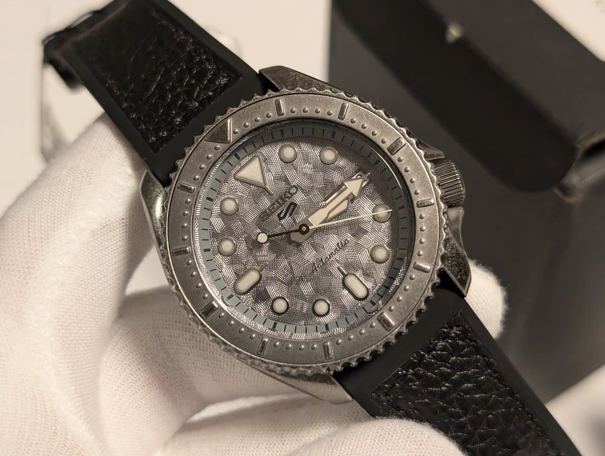 Seiko 5 SPORTS SRPE79K1 фактурный циферблат, чёрный комбинированный ремешок, корпус с эффектом состаривания 42мм (МУЖСКИЕ) 2