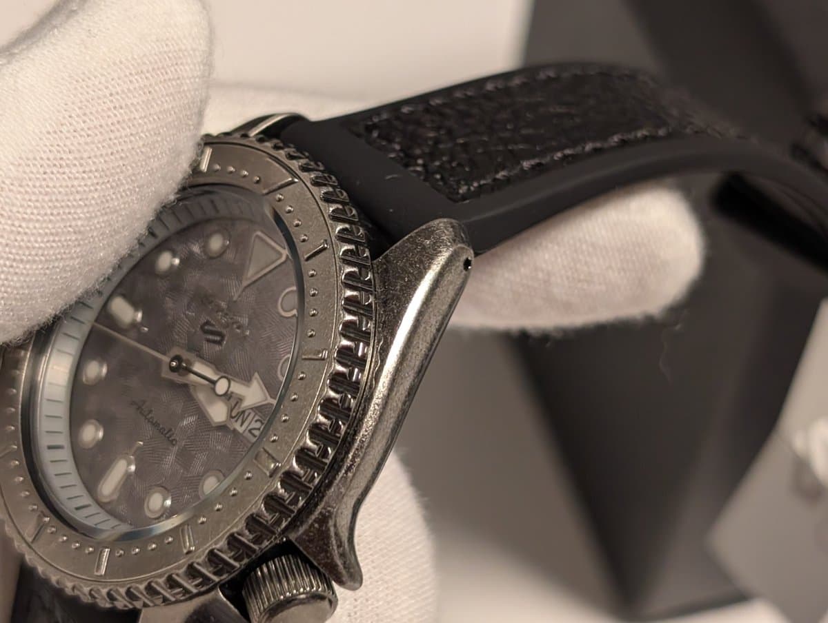 Seiko 5 SPORTS SRPE79K1 фактурный циферблат, чёрный комбинированный ремешок, корпус с эффектом состаривания 42мм (МУЖСКИЕ) 3
