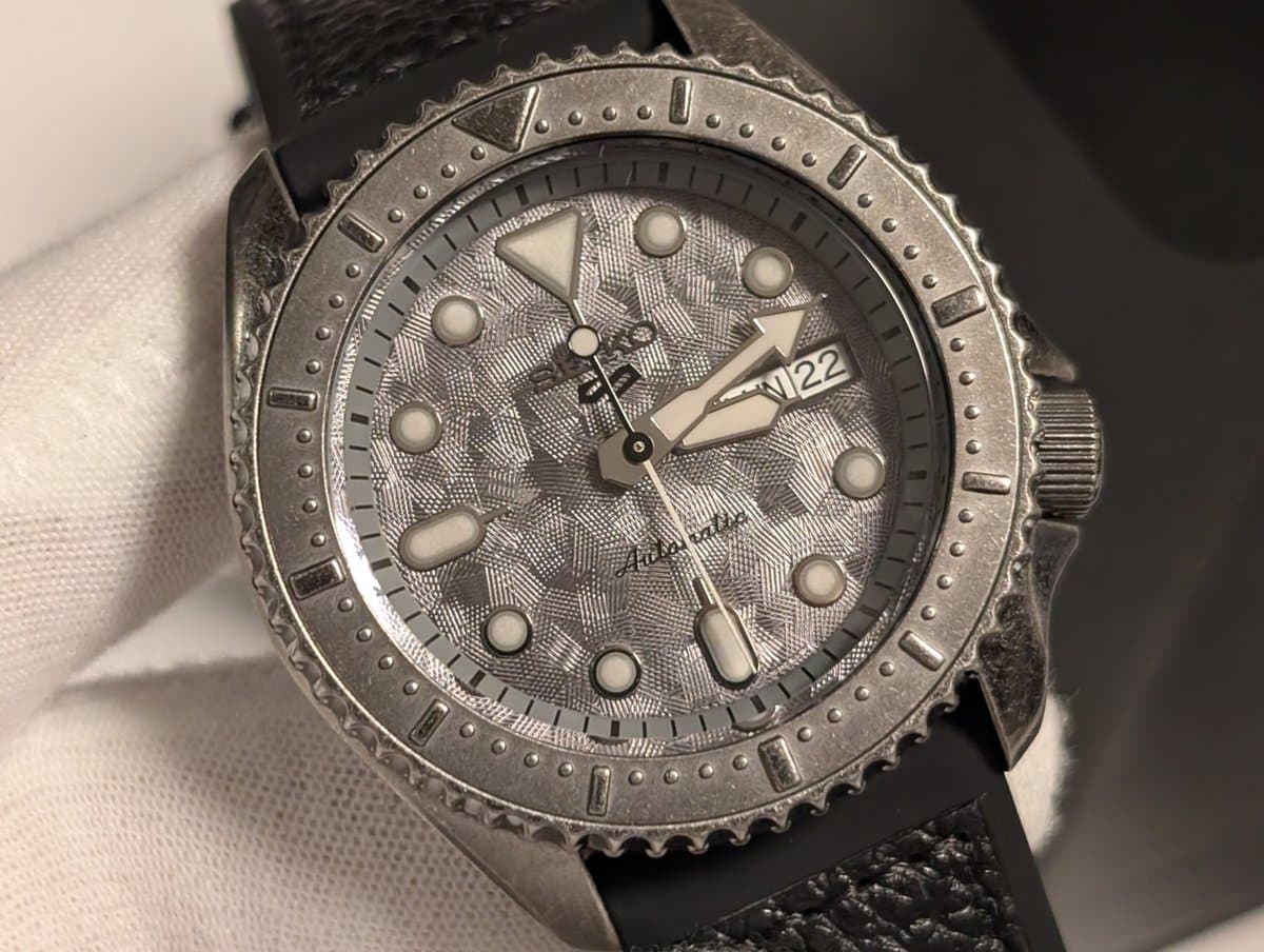 Seiko 5 SPORTS SRPE79K1 фактурный циферблат, чёрный комбинированный ремешок, корпус с эффектом состаривания 42мм (МУЖСКИЕ)