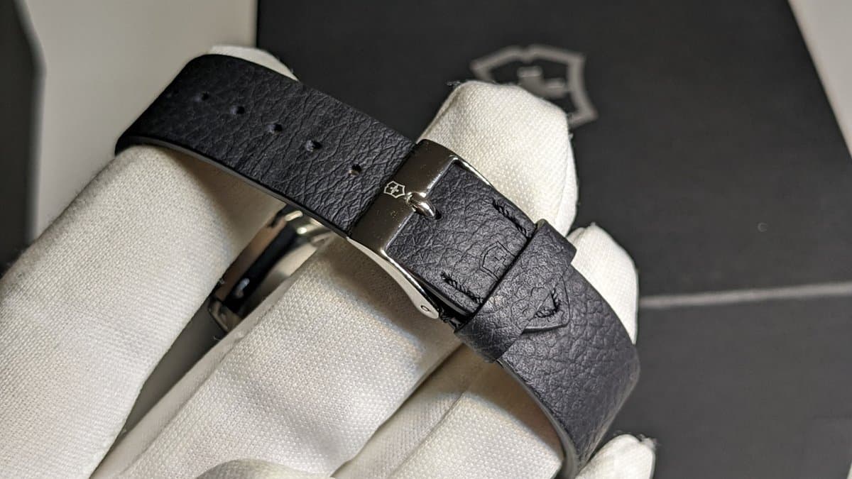 Victorinox 241754 ALLIANCE SMALL перламутровый циферблат, тёмный кожаный ремешок, корпус 35мм (ЖЕНСКИЕ) 8