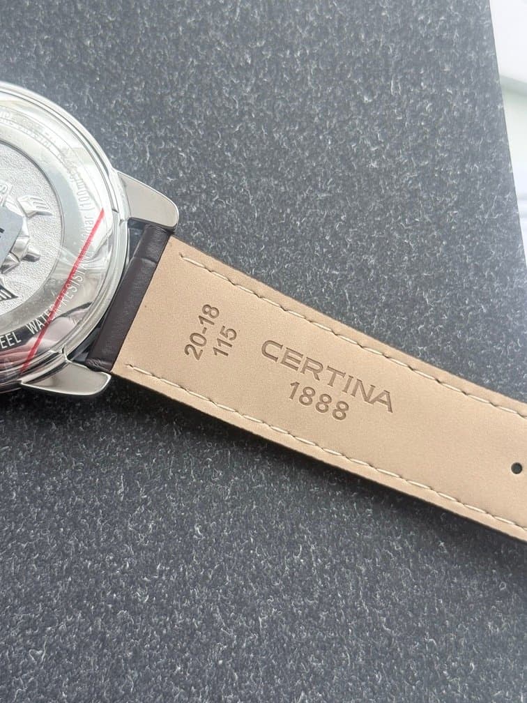 Certina DS PODIUM GMT CHOCOLATE! C034.455.16.087.01. ШИКАРНЫЙ КЛАССИЧЕСКИЙ ТРЁХСТРЕЛОЧНИК НА КОЖЕ С КОРИЧНЕВЫМ ЦИФЕРБЛАТОМ. САПФИРОВОЕ СТЕКЛО. КВАРЦ. C.O.S.C — СЕРТИФИЦИРОВАННЫЙ ХРОНОМЕТР. 9