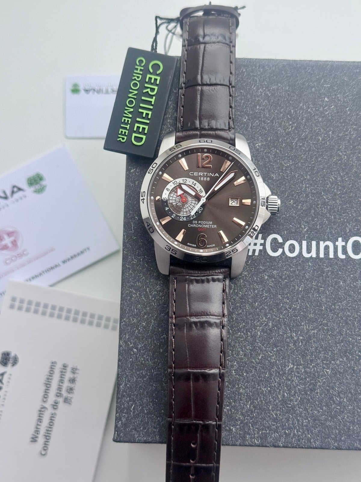 Certina DS PODIUM GMT CHOCOLATE! C034.455.16.087.01. ШИКАРНЫЙ КЛАССИЧЕСКИЙ ТРЁХСТРЕЛОЧНИК НА КОЖЕ С КОРИЧНЕВЫМ ЦИФЕРБЛАТОМ. САПФИРОВОЕ СТЕКЛО. КВАРЦ. C.O.S.C — СЕРТИФИЦИРОВАННЫЙ ХРОНОМЕТР. 2